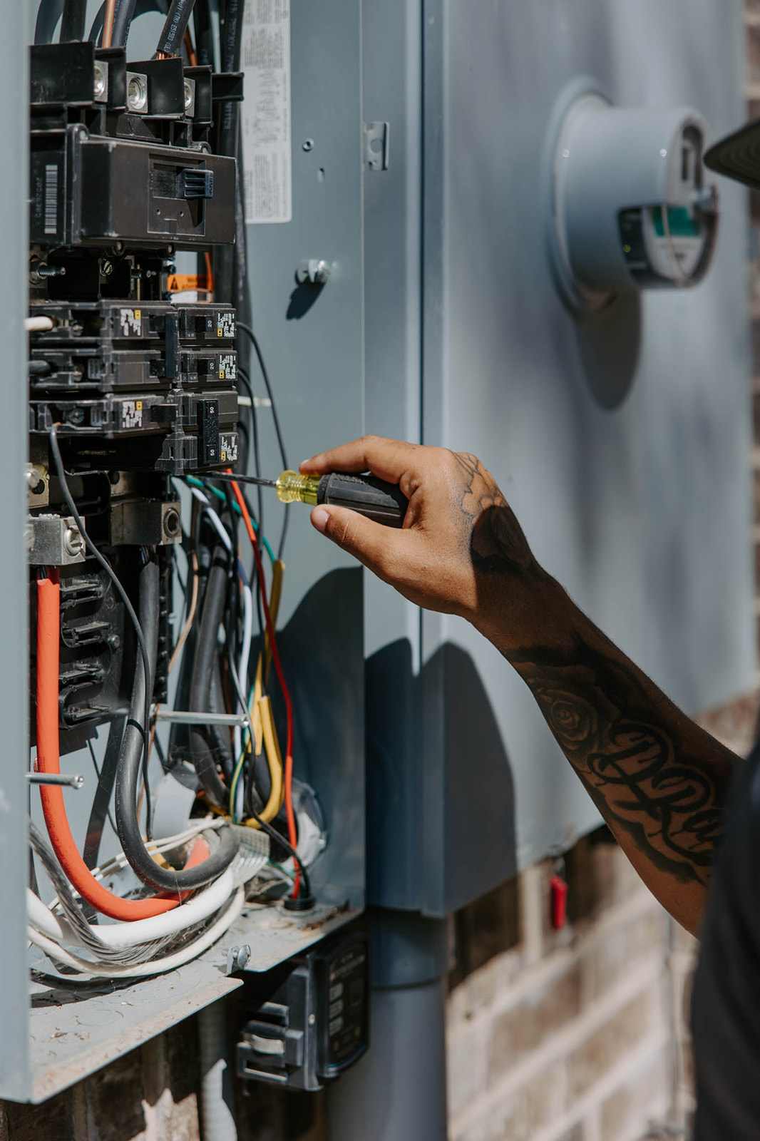 Electrician working - Anna